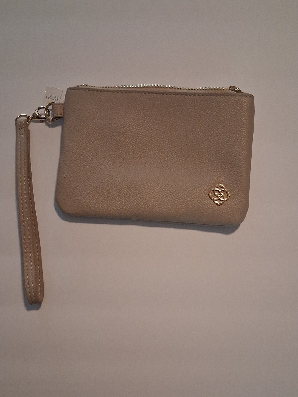 Kendra Scott Beige Pebbled Wristlet with Gold Emblem